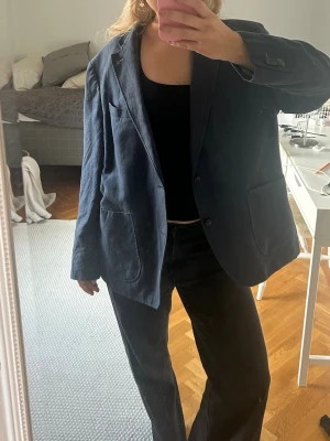 Blå oversized kavaj - Säljer denna fina oversized kavaj som är köpt second hand då den inte kommer till användning. Det är en herrmodell och är blå i typ linnematerial. Vet inte storleken men kan försöka kolla upp om nödvändigt🫶🫶🫶
