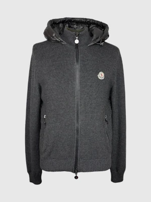 Moncler cardigan jacka - | Säljer en Moncler cardigan i riktigt bra använt skick. | Storlek: Large | Hör av dig vid frågor eller funderingar. 