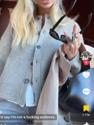 Grå stickad kofta - Säljer en grå stickad kofta med svarta knappar framtill. Köpt från Zara och ändast testad!🥰 säljer då den inte kommer till användning. Den e super fin och väldigt varm, perfekt till vintern💓💓💓 nypris är 559kr därav säljer jag ganska dyrt🥰