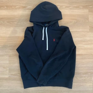 Svart hoodie från Polo Ralph Lauren - Svart hoodie från Polo Ralph Lauren liten i storlek 