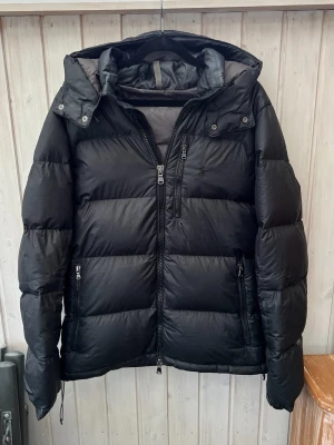 Ralph Lauren vinterjacka  - Säljer denna sjukt snygga och trendiga Ralph Lauren jacka! Size L fits M-L. Modellen är 179 den är för stor. Passar ca 184-192cm! Skick:8/10 bra skick men finns några defekter. Kan gå ner i pris vid snabb affär! Hör av dig vid minsta fundering 🤩