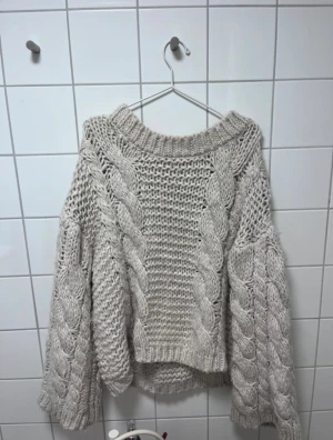 Kabelstickad tröja - Säljer denna grov stickade/kabel stickade tröja från NA-KD i strl S/M, upplevs mer som en M. Smått nopprig som uppfattas på sista bild.