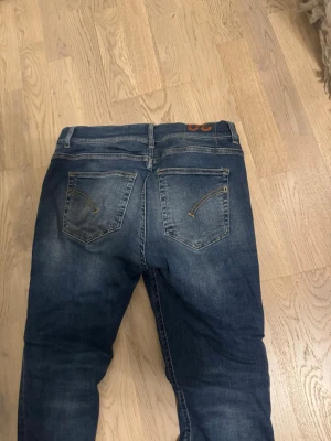 Dondup jeans - Tja säljer dessa dondup Alex jeans då de it passar mig så bra längre! Jeansen är ganska korta så passar bra på folk under 175! 
