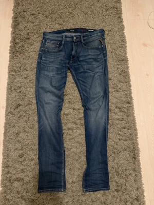 Replay jeans  - Säljer nu mina sjukt snygga replay jeans! Slim fit, såklart Abbas’s modellen! Storlek 33/32, skriv om det finns frågor! Finns många bilder med dem på som bara att skriva om det önskas! Nypris 1399! Säljer för 449! 