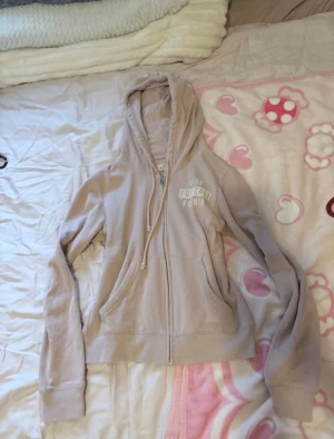 Rosa kofta ifrån Hollister - En typ gammalrosa kofta ifrån Hollister i storlek S, med text vid sidan av och text ”Hollister” på luvan.