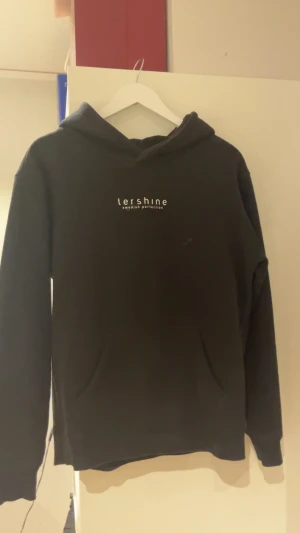 Tershine Hoodie - Storlek S men sitter perfekt på mig spm har XS, knappt använd och i fint skick! Postar dagen efter eller dagen du köper!