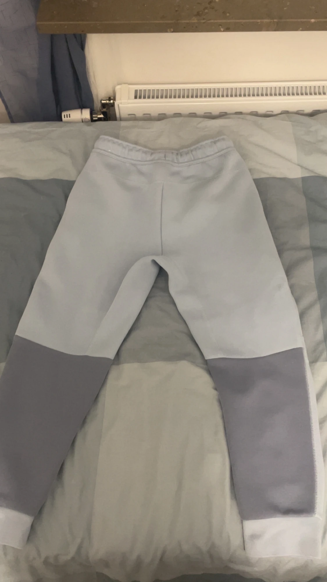 Nike ljusgrå mjukisbyxor L för junior  - 1