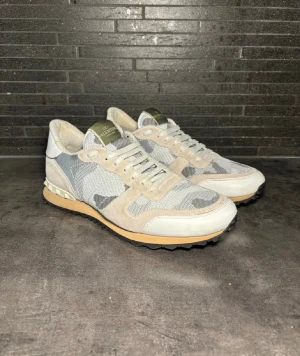 Valentino Rockrunner  - Säljer dessa feta rockrunners i ett bra skick för ett rimligt pris med tanke på att det inte finns så många av de här på Plick 🔥 