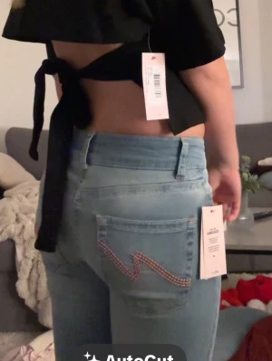 Ljusblå jeans med broderad ficka - Säljer ett par ljusblå jeans med snyggt broderad bakficka helt oanvända, skriv om ni vill ha fler bilder 🥰