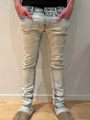 Replay ljusa skinny jeans - Säljer ett par Replay jeans i ljus tvätt med skinny passform, modellen är Luz, W30 L32 men känns lite mindre i storleken, frågor och funderingar bara att höra av er, pris kan diskuteras