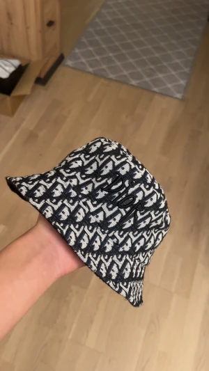 Dior hat  - Helt ny dior hat snabb affär 250kr 