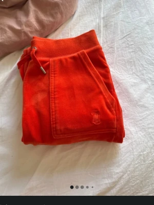 Juicy byxor - Säljer ett par jätte fina juicy byxor, använt sparsamt så inga skador eller något sånt