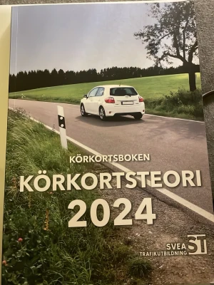 Körkortsteori 2024 - Säljer körkortsboken 2024. Jättefin skick 