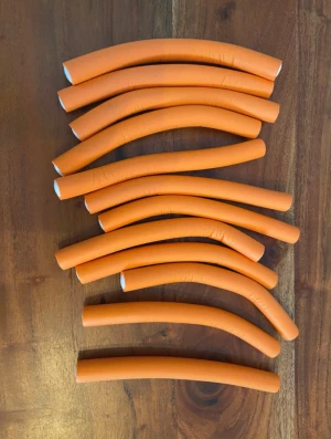 Flexible rods/heatless curls - Säljer 12 flexspolar som används för att få fina lockar utan att använda värmetänger. Vikbara skumgummispolar med koppartråd i mitten. 16mm orangea. Använda 1 gång. Ger fina lockar. 
