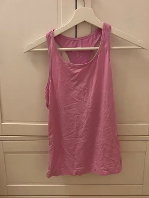 Träningslinne - Aldrig använd,gulligt rosa träninglinne, vet ej märket. Storlek 38, lite mer som 36. Ganska tajt passform!💕