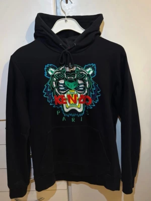 Kenzo hoodie - Snygg Kenzo hoodie som inte kommer till användning längre.