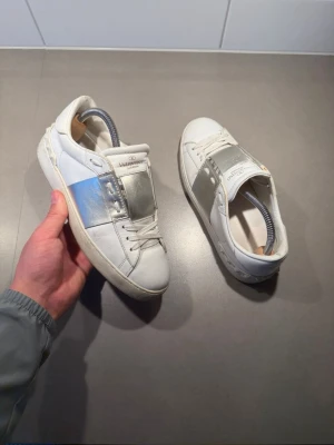 Valentino Skor  -  ‼️VI TAR EJ BYTEN‼️ Valentino open sneaker | Skick: 8,5/10 | Storlek 36 fits 37 | endast kort ingår | Fraktar inom 24H efter köp på köparens bekostnad 📦💨 | Hör av dig vid minsta fråga eller fundering 💭 