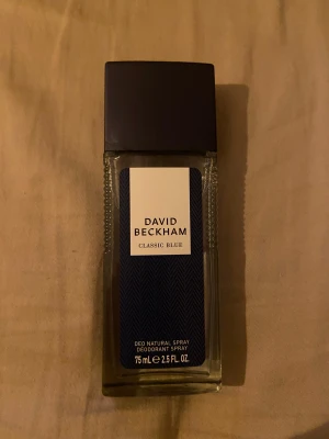 David Beckham Classic Blue spray - Fräsch deo spray i stilren flaska från David Beckham. Volym: 75 ml. Perfekt för dig som vill ha en enkel och modern touch i din vardag.