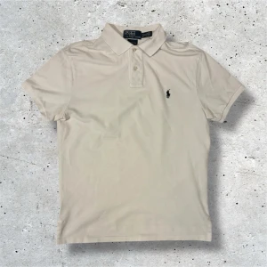 Ralph Lauren piké vit - Vit Ralph Lauren piké i stl M. Tröjan är i toppenskick utan några tecken på användning. Hör av er vid frågor, pris kan diskuteras vid smidig affär!