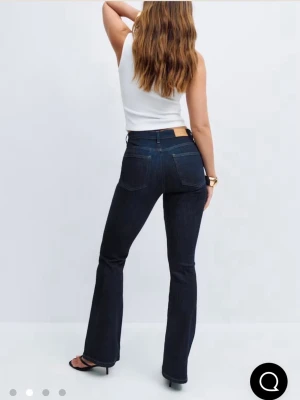 Bootcut jeans i mörkblå denim - Helt nya snygga bootcut jeans i mörkblå denim som endast är testade. Midwaist med klassisk femficksdesign och kontrastsömmar. Materialet är stretchigt jeans och passformen är riktigt nice för dig som gillar lite utsvängda ben.