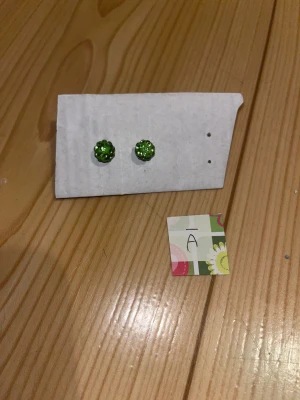 Korvakorut - Vihreät pallo korvakorut. Puhdistettu ja desinfioitu käytön jälkeen. Eläintalous MMM, lisätietoja saa kysymällä Katsothan myös muut ilmoitukseni Tarjoa 