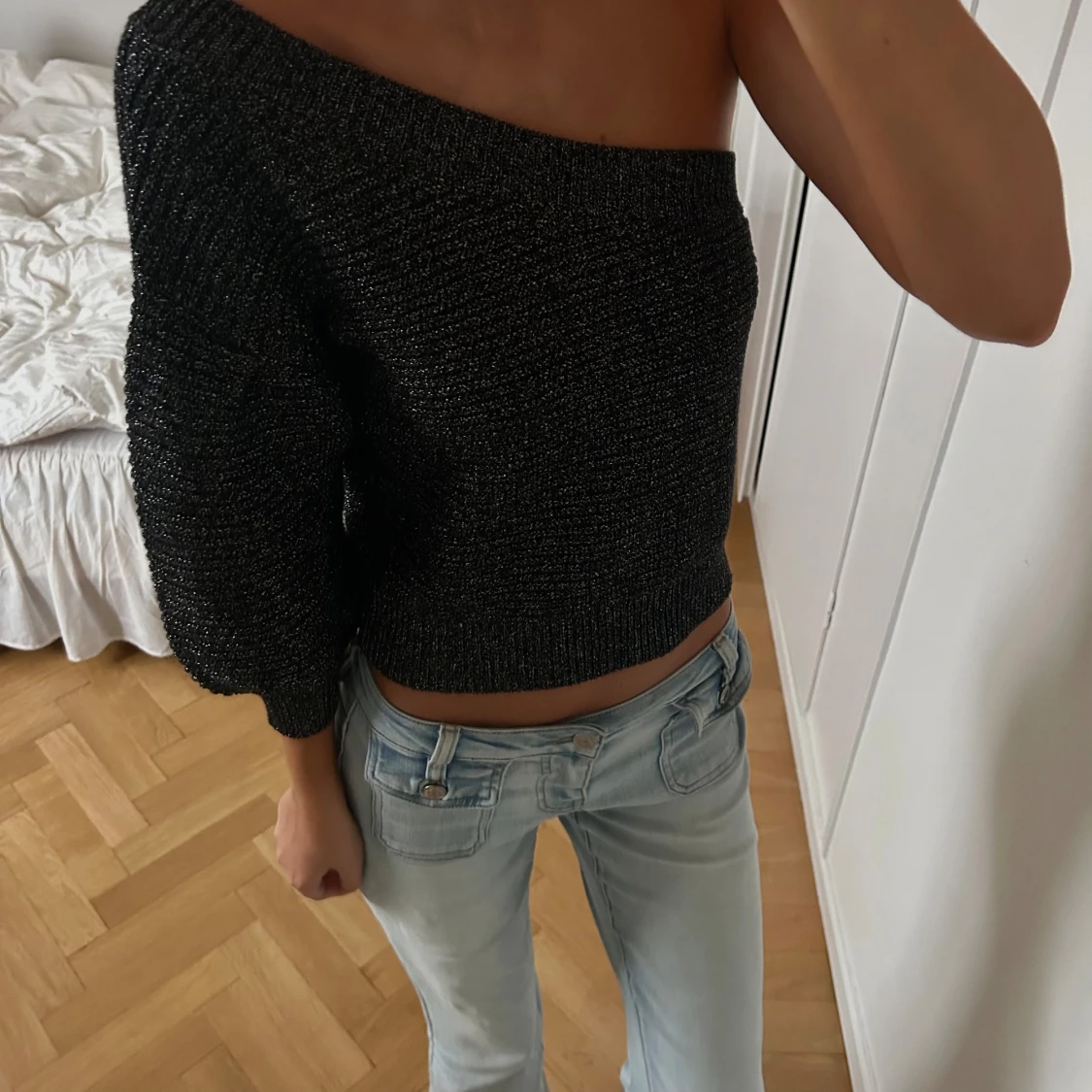Glittrig svart oneshoulder stickad topp