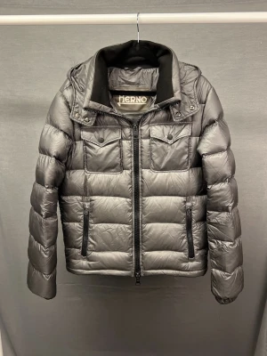 HERNO jacka - Säljer nu denna sjukt sällsynta och stört snygga herno jacka! Den är i size 48,  motsvarar S! Skick 9/10 inga defekter! Modellen är 179cm! Luvan är avtagbar! Hör av dig vid minsta fundering 🙌🤩