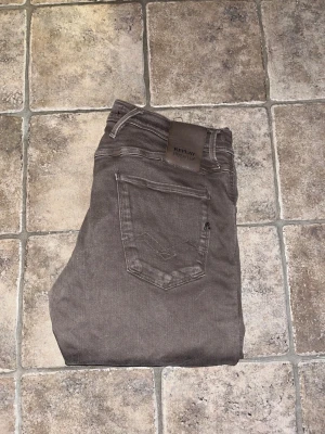 Replay Hyperflex jeans  - Bruna Replay Hyperflex jeans med skinny passform. Jeansen har låg midja och är tillverkade i stretchigt bomullsmaterial för extra komfort. OBS storlekslapp är borta, men jag uppskattar de till W32 L32. Men det är bara en uppskattning så utegå ifrån måtten. Midja 38cm, längd 102cm. JAG SKICKAR EJ FLER BILDER NÄR JAG BÄR JEANSEN! för storleksguide hänvisar jag till måtten och för bättre inblick i passformen rekommenderar jag att googla på modellnamnet. kolla måtten noggrant :) !!