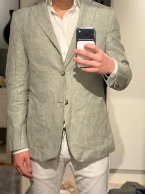 Linnekavaj från John henric - En linne kavaj från John Henric i använt men bra skick. | Väldigt skön och trevlig färg. | 100 % Linne. | Hör av er vid frågor!🌟