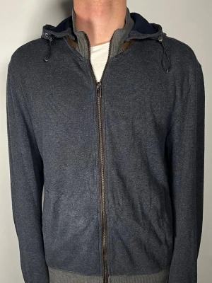 Massimo Dutti cardigan - Säljer en riktigt snygg och trendig Massimo Dutti cardigan i fint skick, storlek M, vid frågor är det bara att skriva //Gramenti