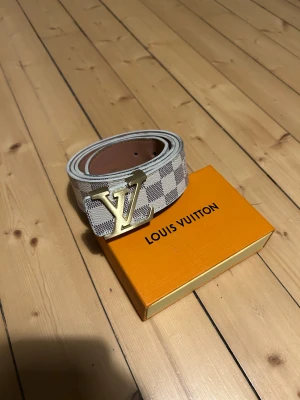 Vitt bälte - Fräsch. Stilig och fint bälte med guld buckle, låda 🗃️ medföljes