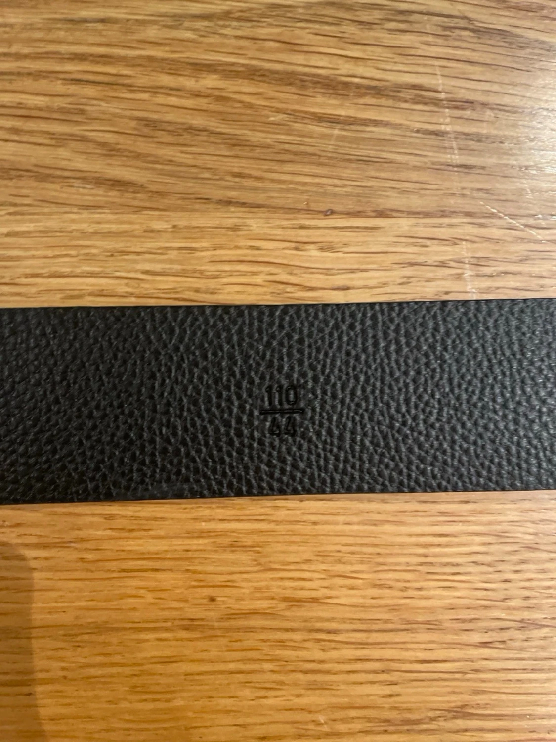 Svart och vit skinnväst med H-spänne - 2