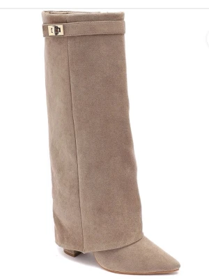 Beige mockastövel med spetsig tå - Säljer en beige stövel som använts en gång. Så dom är i super fint skick säljer på grund av fel storlek💕