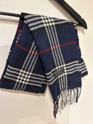 Burberry halsduk - Burberry scarf i fint skick! Hör av dig vid frågor och kolla gärna in min profil där jag säljer andra burberry halsdukar mm! 