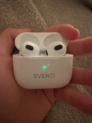 AirPods gen 3 står mitt namn på framsidan  - Snygga vita trådlösa hörlurar från Apple med laddningsetui. LED-indikator visar laddningsstatus. Hörlurarna är i gott skick med mindre tecken på användning. Perfekt för musik, samtal och träning. Kompatibla med de flesta enheter via Bluetooth.
