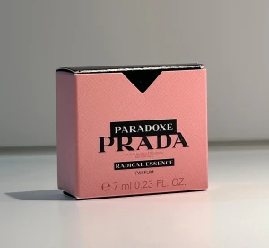 Prada Paradoxe Radical Essence 7ml - Upptäck Prada Paradoxe Radical Essence i en unik, rosa miniflaska på 7 ml. Perfekt storlek för att ta med överallt och en snygg accessoar i väskan. Parfymen har en modern design som sticker ut och passar dig som gillar exklusiva detaljer.