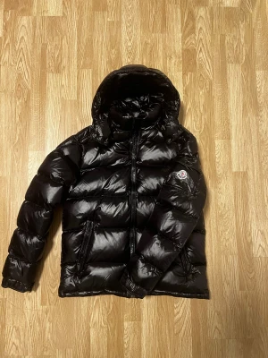 Moncler maya - Säljer en svart dunjacka från Moncler. Det är en 1, 1  går ej att få bättre kvalitet. Maya i väldigt bra skick den är i nyskick i storlek L/4 passar riktigt bra om man har L. Riktigt varm under vinter och riktigt skön. Bara skriva om ni vill ha någon bild eller undrar något