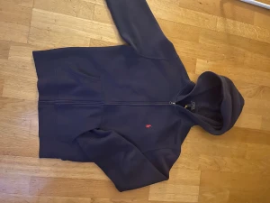 Mörkblå Ralph lauren zip hoodie - En riktigt snygg tröja från Ralph lauren, perfekt nu till vintern men kan också användas året om🍂🍁☀️❄️ såklart äkta köpt från kidsbrandstore, storlek L barnstorlek, 14-16🤗 hör av er vid funderingar och tveka inte på att fråga.👍☺️