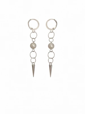 Örhängen  - Vita hängörhängen med kedjor, pärldetalj och spetsig avslutning ✨ Clean och trendig design som ger en snygg edge till vilken outfit som helst. Lätta att bära och sitter fint.