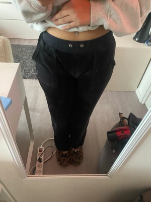 Juicy couture  - Nu säljer jag mina svarta juicy byxor då dom inte går till användning längre o dom är i perfekt skick de ända är att snöret inte finns kvar men annars är dom i perfekt skick.💕