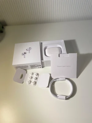 AirPods Pro - Säljer dom bästa av dom bästa 1:1 airpodsen. Aldrig använda. Fås med allt på bild. Aktiv brusredocering. Finns till och med artikelnummer och det står på baksidan designed by apple in california. 