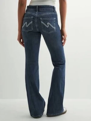 Blå bootcut jeans från Nelly - Snygga blå bootcut jeans från Nelly med fint mönster på fickorna. Jeansen är lågmidjade och har dubbelknapp (se bild 4). Säljer pga av att de inte kommer till användning längre då jag har för många jeans. Skriv ifall ni har några frågor eller behöver flera bilder💗