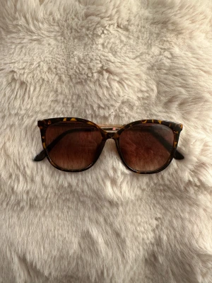 Solglasögon  - Solglasögon från Prestige, köpa på Åhléns. Lite slitningar på bågarna, (se bild). Annars superfina!