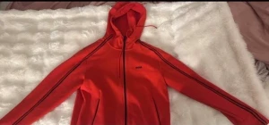 Nike hoodie  - Snygg simpel Nike hoodie med broddad Nike märke på bröstet, storlek S och passar till både män och kvinnor! Hoodien är sparsamt använd pris är diskkterbart 
