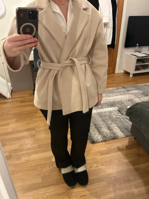 Beige jacka  - Super fin jacka från missäy. Ingen storlek men skulle säga xs/s💗