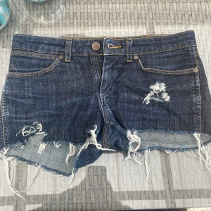 Lågmidjade jeansshorts  - Säljer dessa riktigt snygga jeansshorts som tyvärr blivit för små!! Bra skick 💞