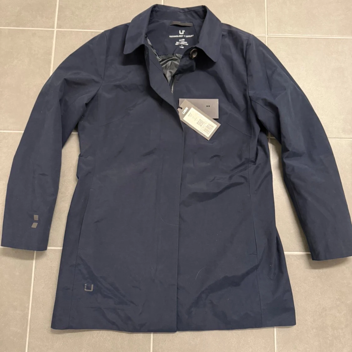 Mörkblå trenchcoat från UBR L