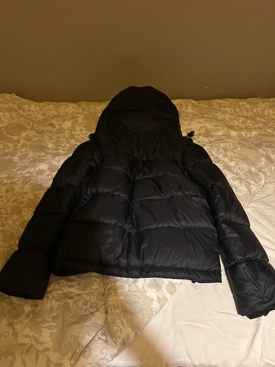 Svart pufferjacka med luva - 1