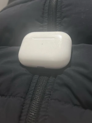 AirPods Pro - Apple AirPods Pro med laddningsetui. Skick: synliga repor och smuts på etuiet, samt viss smuts inuti locket. Trådlösa hörlurar med aktiv brusreducering och bra ljudkvalitet. Perfekt för musik, samtal och träning.