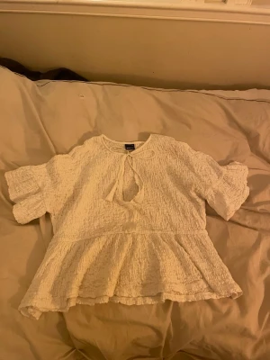 Söt blus från ginatricot - Jätte söt blus från ginatricot, storlek SX men passar på S och M också